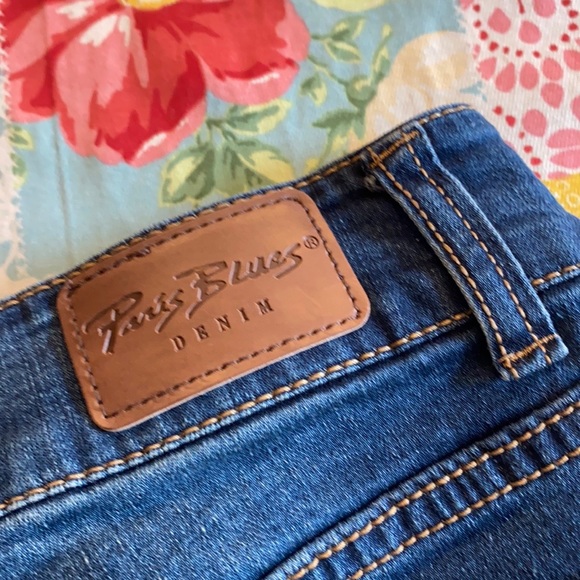 ๐ Paris Blues Distressed Stretchy Capris! - Picture 2 of 8